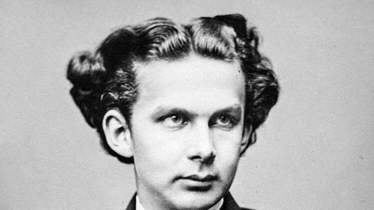 K&ouml;nig Ludwig II, der sogenannte "Kini", zog sich immer mehr in seinen privaten Gedankenwelten zur&uuml;ck. In Neuschwanstein f&uuml;hlte er sich vergleichsweise geborgen von der von ihm als feindlich empfunden Umwelt.