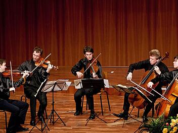 Gemeinsam mit dem Cellisten Michal Kanka (zweiter von rechts) beeindruckte das Bennewitz-Quartett beim Gastspiel im Coburger Kongresshaus auch mit Schuberts Streichquintett C-Dur (von links: Jakub Fiser, Stepán Jezek, Jiri Pinkas und Stepán Dolezal).Fotos: Jochen Berger