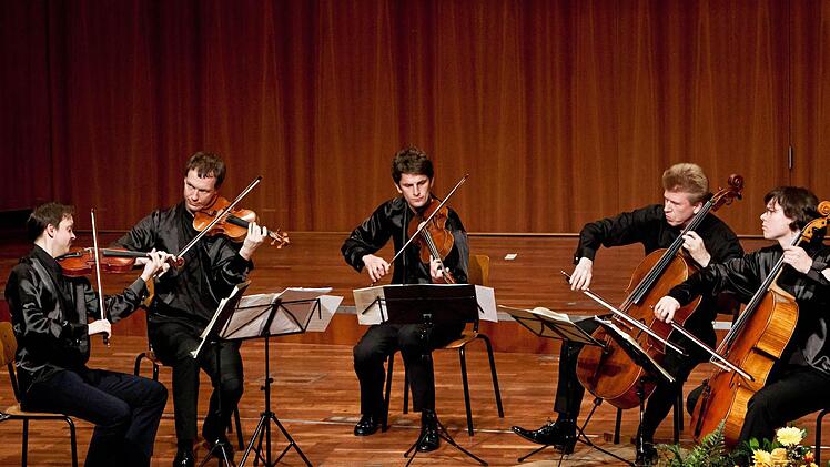 Gemeinsam mit dem Cellisten Michal Kanka (zweiter von rechts) beeindruckte das Bennewitz-Quartett beim Gastspiel im Coburger Kongresshaus auch mit Schuberts Streichquintett C-Dur (von links: Jakub Fiser, Stepán Jezek, Jiri Pinkas und Stepán Dolezal).Fotos: Jochen Berger