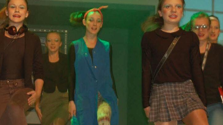 Große Show: Beim diesjährigen Musicalprojekt der Realschule Coburg II geht es nach New York. Für die Abschlussvorstellung am morgigen Sonntag gibt es noch Restkarten an der Abendkasse.  Foto: Gabi Arnold