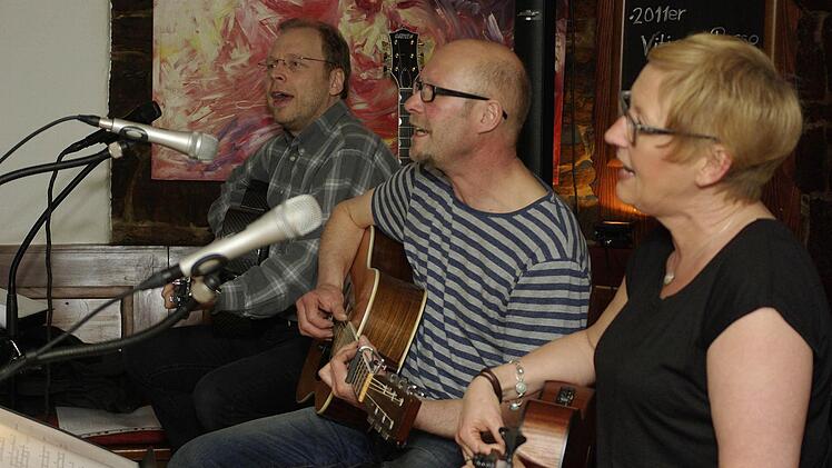 Mit eloquentem Classic-Rock und Schmuse-Sound überzeugten "Chris & We", Stephan, Roland und Christine (von links), am Viehmarkt.