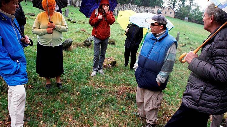Michael Hofmann erkl&auml;rte die Pflege der Friedhofsanlage. Foto: Roland Dietz