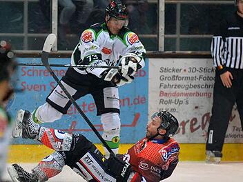 Markus Babinsky scheint in dieser Szene obenauf, doch gegen den ESC Dorfen hatten er und die Höchstadt Alligators nicht wirklich eine Chance. Der Tabellenführer setzte sich mit 7:1 durch.  Foto: Picturedreams