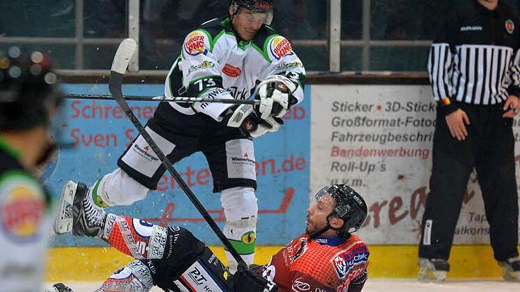 Markus Babinsky scheint in dieser Szene obenauf, doch gegen den ESC Dorfen hatten er und die Höchstadt Alligators nicht wirklich eine Chance. Der Tabellenführer setzte sich mit 7:1 durch.  Foto: Picturedreams