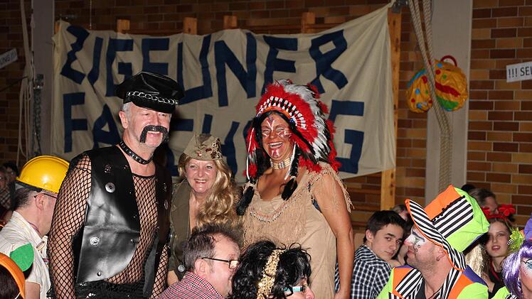 Heuer war Bürgermeisterin Susanne Grebner als Häuptling beim Wilhelmsthaler Zigeunerfasching, stehend gegenüber ihr Mann Jürgen. Von Anfang an kommen die beiden alljährlich mit tollen Kostümen zum Zigeunerfasching. Foto: Rainer Glissnik