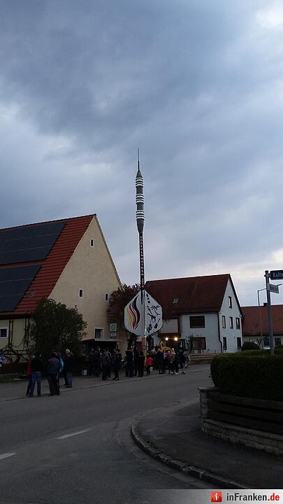 Maibaum in Dorfkemmathen: So entstand der Dartpfeil