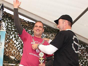 Thomas Bochtler (l.) bekommt von seinem Vorgänger Gerald Kind die Königskette umgehängt. Foto: Evi Seeger