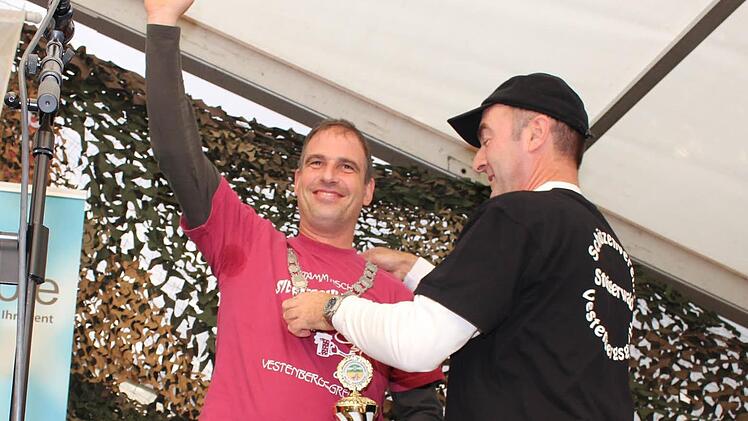 Thomas Bochtler (l.) bekommt von seinem Vorgänger Gerald Kind die Königskette umgehängt. Foto: Evi Seeger