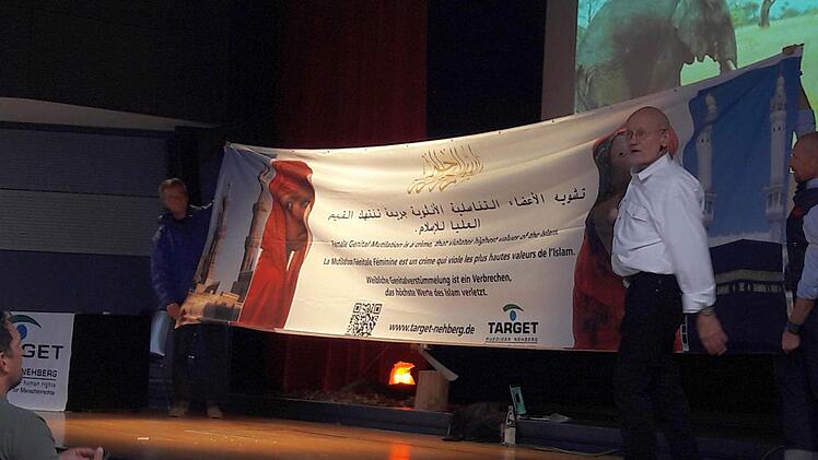 Auch das ist Rüdiger Nehberg: der Aktivist, der mit Verve gegen die Genitalverstümmelung bei Mädchen zu Felde zieht. Ein solches Transparent soll über allen heiligen Stätten des Islam wehen. Foto: Jochen Nützel