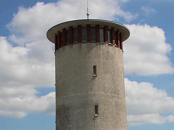 Sorgenkind der Gemeinde Rannungen, aber auch ihr Wahrzeichen, ist der Wasserturm. Er muss dringend saniert werden.  Foto: Dieter Britz/Archiv