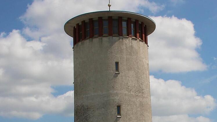 Sorgenkind der Gemeinde Rannungen, aber auch ihr Wahrzeichen, ist der Wasserturm. Er muss dringend saniert werden.  Foto: Dieter Britz/Archiv