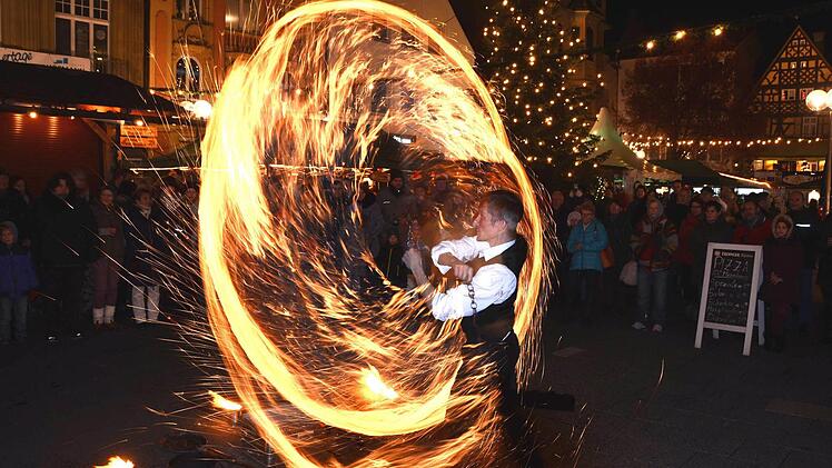 Feuer- und Lasershow von Markus Just auf dem Bad Kissinger Weihnachtsmarkt 2016. Foto: Peter Rauch