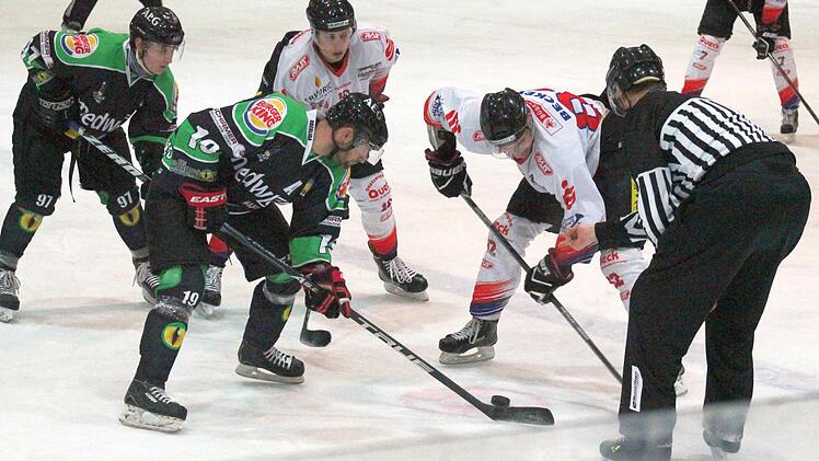 Die Alligators um Lukas Lenk und Daniel Jun (v. l.) fuhren gegen Schönheide den erhofften Sieg ein, brauchen für das Erreichen der Play-offs aber trotzdem ein kleines Wunder. Fotos: Johannes Höllein