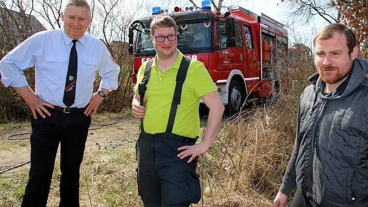 Selbst Kreisbrandrat Manfred Lorenz (links) und Bürgermeister Martin Mittag (rechts) besprachen mit Kommandant Robert Cervenka vor Ort die Lage.