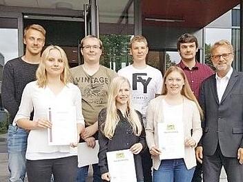 Ausbildungsleiter Helmut Hornung (rechts) bei Siemens gratuliert den ausgezeichneten Auszubildenden.  Foto: Manfred Weingold