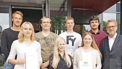 Ausbildungsleiter Helmut Hornung (rechts) bei Siemens gratuliert den ausgezeichneten Auszubildenden.  Foto: Manfred Weingold