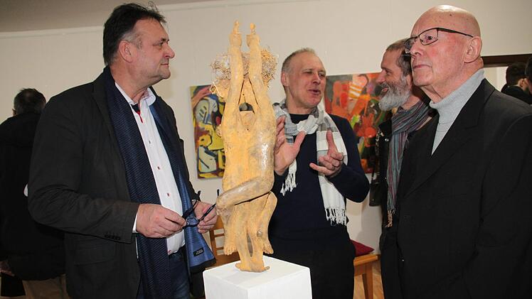 Bildhauer Adelbert Heil (Zweiter von links) unterhält sich mit Arnt-Uwe Schille (Zweiter von rechts) und Burgkunstadts Drittem Bürgermeister Manfred Hofmann (links) vor seinem Kunstwerk "Paar mit Nest". Reimund Ild (rechts) ist fasziniert von der erotischen Ausstrahlung der Skulptur.Stephan Stöckel