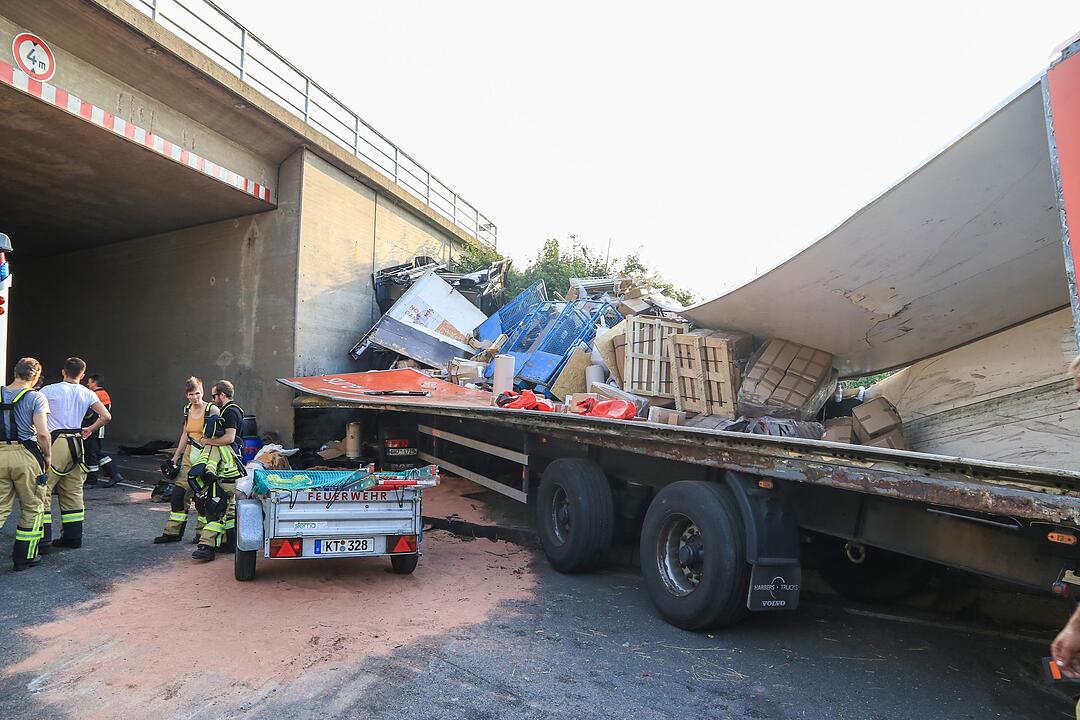 Bei Würzburg: Spektakulärer Sturz auf der A3 – Sattelzug fällt  von Autobahnbrücke auf Staatsstraße