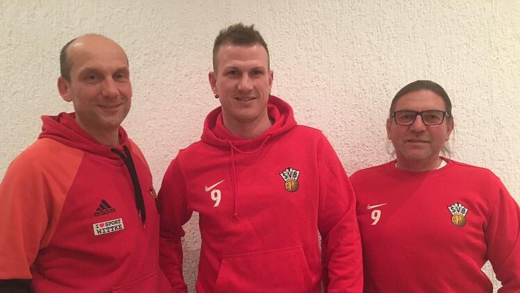 V. li. SVB-Abteilungsleiter Dieter Kupfer, Patrick Glauber und Fußballvorstand Edmund Knauer privat