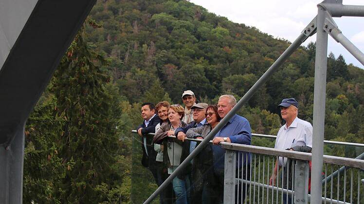 In Bad Harzburg besichtigten die Kreisräte und Bürgermeister aus dem Landkreis Bad Kissingen den 4,6 Millionen Euro teuren Baumwipfelpfad mit überhängender Aussichtsplattform.Ralf Ruppert