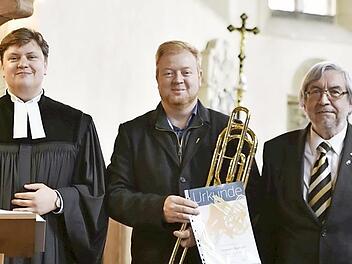 Pfarrer Peter Hohlweg dankte Johannes Burkard ebenso wie der Dirigent des Posaunenchores, Wolfgang Fischer (von links).  Foto: sn