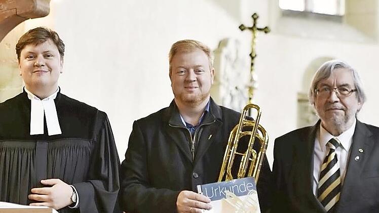 Pfarrer Peter Hohlweg dankte Johannes Burkard ebenso wie der Dirigent des Posaunenchores, Wolfgang Fischer (von links).  Foto: sn
