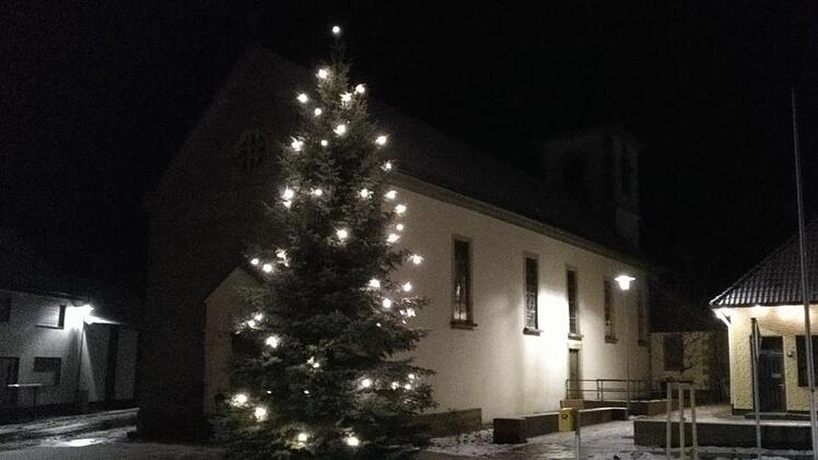 Der Christbaum bei Schnee in der Nacht. Foto: Marco Hornung