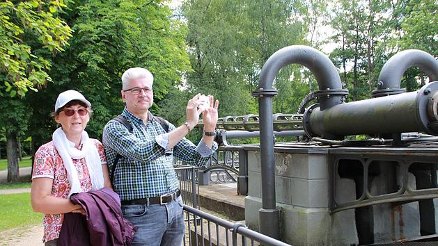 Corinna und Andreas Witt aus Hamburg schauen sich die  Freipumpe in Bewegung an. Benedikt Borst