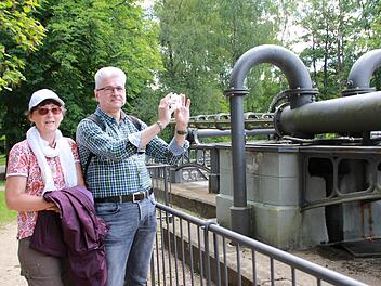 Corinna und Andreas Witt aus Hamburg schauen sich die  Freipumpe in Bewegung an. Benedikt Borst