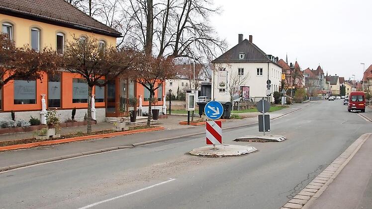 Eine Querungshilfe für Fußgänger in Form einer kleinen Verkehrsinsel ist in der neugestalteten künftigen Bahnhofstraße fest eingeplant. Wo sie genau sein wird, steht noch nicht fest. Unser Bild zeigt das seit vielen Jahren existierende Provisorium vor dem griechischen Restaurant "Athena".