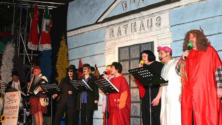 2004 sangen die Höchstadter Fosänachter noch drei Mal in der voll besetzten Aischtalhalle. Fotos: Archiv