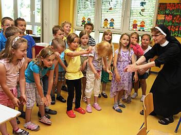 Schwester Alexia vermissen gerade auch die Obertrubacher Kinder. Fotos: Galster