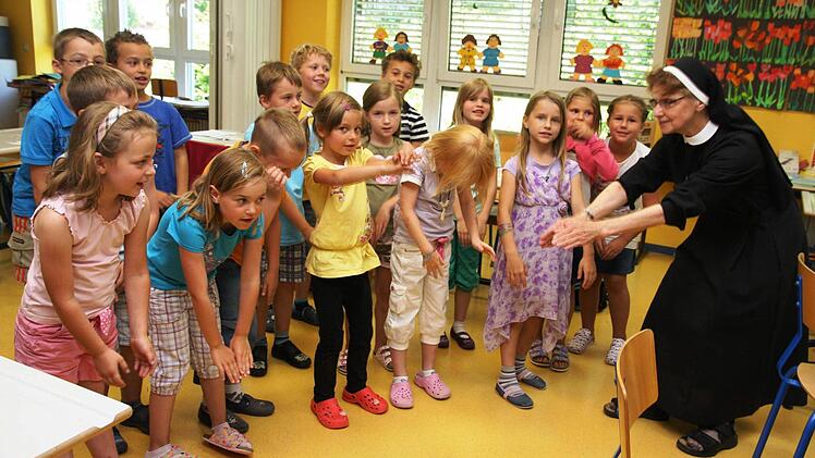 Schwester Alexia vermissen gerade auch die Obertrubacher Kinder. Fotos: Galster