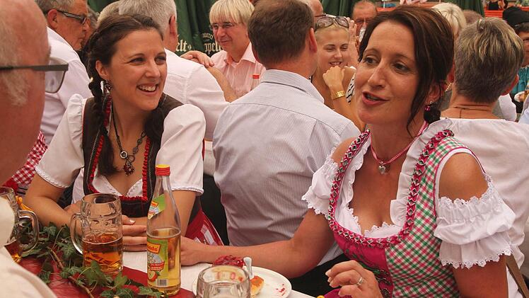 Die neuen Stadträtinnen Julia Müller und Isabella Friedrich (rechts) machten in ihren Dirndeln bei den Biertagen in Eltmann einen guten Eindruck. Fotos: Günther Geiling