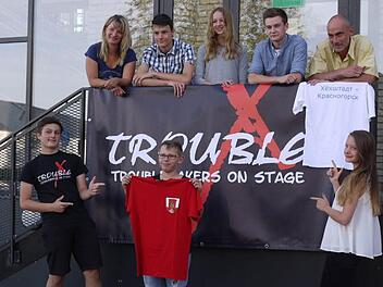 Welches T-Shirt sollen wir in Krasnogorsk anziehen, fragen Adrian Nanu (links) und Lisa Köberlein (rechts) ihre Bandkollegen von Trouble X, Max Völlner (Gesang, vorne Mitte) sowie (oben von links) Daniela Köberlein, Leo Köberlein (Keyboard und Gitarre), Alina Holler (Gesang), Florijan Hrovat (Gitarre) und Band-Daddy Wolfgang Köberlein. Foto: Pauline Lindner