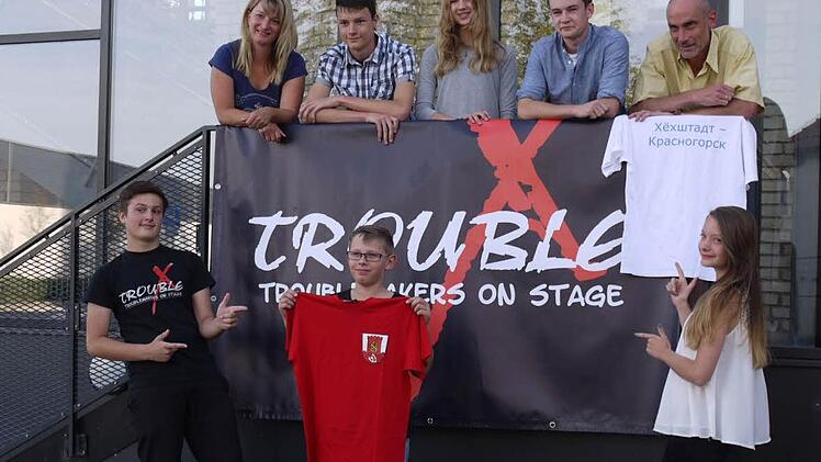 Welches T-Shirt sollen wir in Krasnogorsk anziehen, fragen Adrian Nanu (links) und Lisa Köberlein (rechts) ihre Bandkollegen von Trouble X, Max Völlner (Gesang, vorne Mitte) sowie (oben von links) Daniela Köberlein, Leo Köberlein (Keyboard und Gitarre), Alina Holler (Gesang), Florijan Hrovat (Gitarre) und Band-Daddy Wolfgang Köberlein. Foto: Pauline Lindner