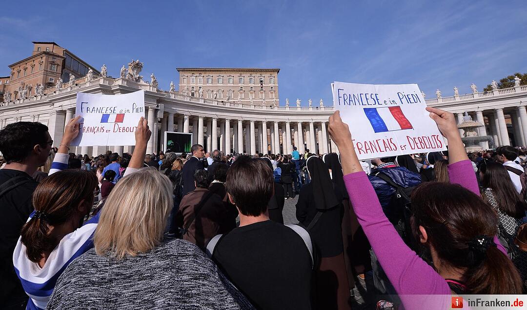 Weltweit gedenken Menschen den Opfer des Terrors von Paris