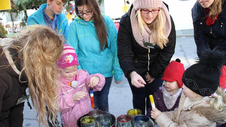 Kerzeneinfärben war der Renner bei den Kindern. Foto: Gerda Völk