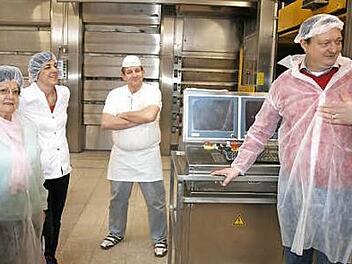 Gemäß den Hygienevorschriften musste jeder Besucher aus der VdK-Gruppe einen Schutzanzug anziehen. Unser Bild zeigt von links: die VdK-Organisatorin Elfriede Kerker, Chefin Andrea Wolf, Produktionsleiter Andreas Bayer und den Firmenchef Eduard Wolf.  Foto: Wolfgang Ortloff