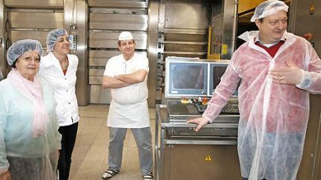 Gemäß den Hygienevorschriften musste jeder Besucher aus der VdK-Gruppe einen Schutzanzug anziehen. Unser Bild zeigt von links: die VdK-Organisatorin Elfriede Kerker, Chefin Andrea Wolf, Produktionsleiter Andreas Bayer und den Firmenchef Eduard Wolf.  Foto: Wolfgang Ortloff