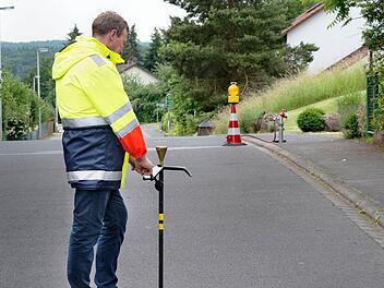 Gerhard Helfrich hatte eine Versuchsstrecke aufgebaut, um dem Gemeinderat die Funktionsweise seiner Entwicklung, dem "Cleverboy" zu demonstrieren. Foto: Wolfgang Saam