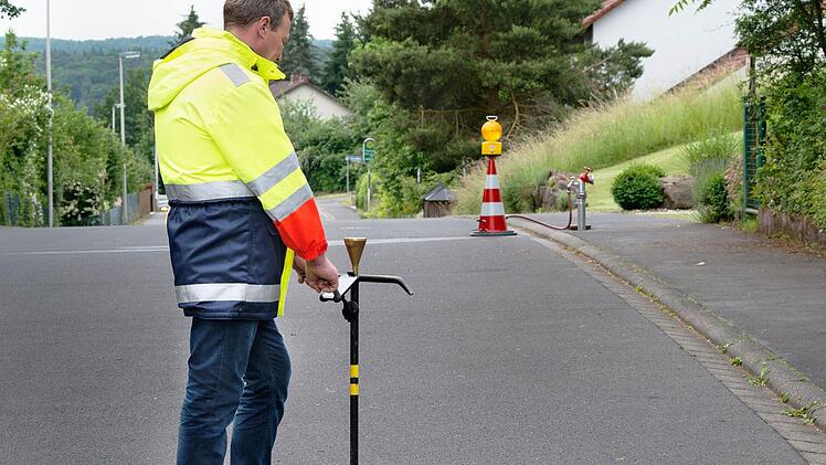 Gerhard Helfrich hatte eine Versuchsstrecke aufgebaut, um dem Gemeinderat die Funktionsweise seiner Entwicklung, dem "Cleverboy" zu demonstrieren. Foto: Wolfgang Saam