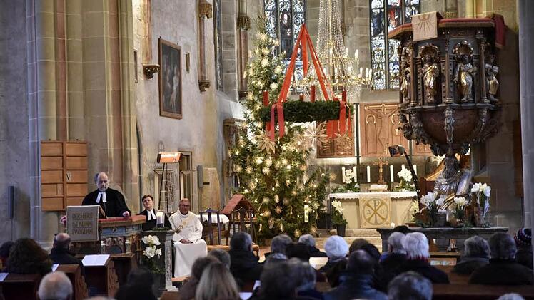 Sehr gut besetzt war die Marienkirche beim ökumenischen Neujahrsgottesdienst, den Pfarrer Peter Hohlweg und Diakon Manfred Griebel gemeinsam leiteten, und in dem Pfarrer Dieter Grimm sich in einer eindrucksvollen Predigt an die Gläubigen wandte,