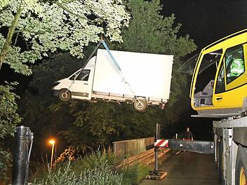Der Autokran musste den zwischen den beiden Unterführungen eingesperrten Klein-Lastwagen wieder auf die Bundesstraße heben. Hierfür musste die Straße eine Stunde lang in beide Richtungen voll gesperrt werden.  Fotos: Michael Stelzner