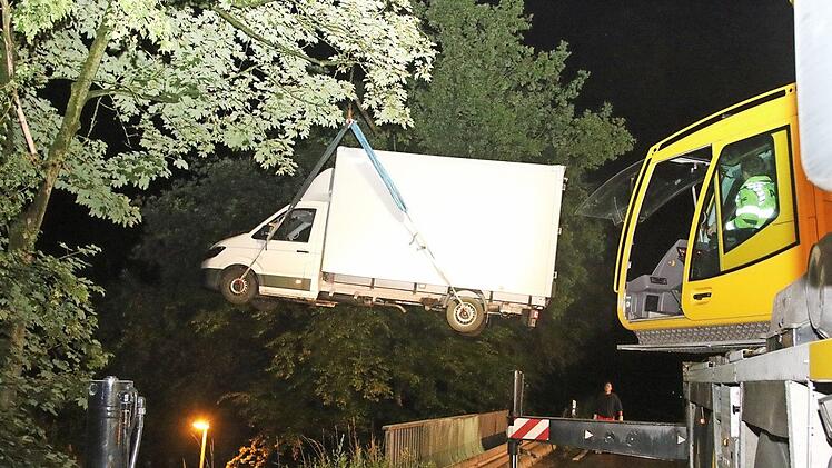 Der Autokran musste den zwischen den beiden Unterführungen eingesperrten Klein-Lastwagen wieder auf die Bundesstraße heben. Hierfür musste die Straße eine Stunde lang in beide Richtungen voll gesperrt werden.  Fotos: Michael Stelzner
