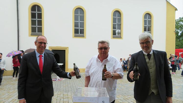 "Prost Ebensfeld, auf Rudi!" Gemeinsam mit B&uuml;rgermeister Bernhard Storath (r.) und Landrat Christian Meissner (l.) stie&szlig; Pfarrer Scharf mit dem "Ebensfelder Hochw&uuml;rdentrunk" zum Abschied an.