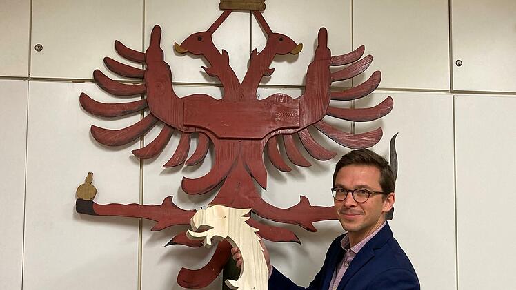 Marcus Pilz, Curator der Kunstsammlungen auf der Veste mit dem neuen Kopfteil des Holzadlers. Im Hintergrund steht das historische Vorbild.