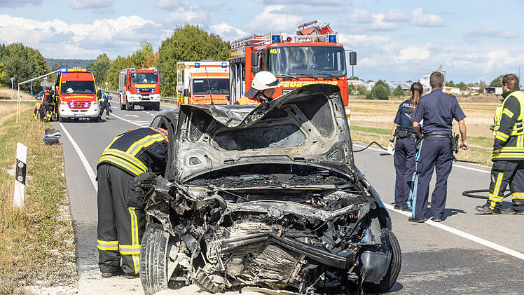 Schwerer Unfall auf der B4 im Kreis Bamberg: Auto brennt komplett aus