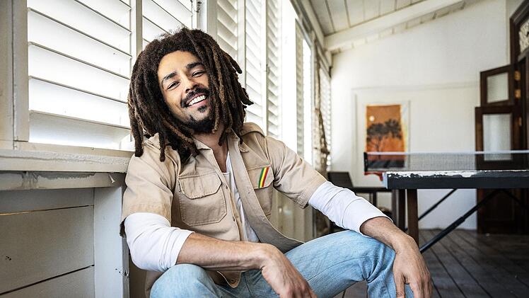 "Reggae-Musik vereint die Menschen", erkl&auml;rt Bob Marley (Kingsley Ben-Adir) im Biopic von Regisseur Reinaldo Marcus Green ("King Richard").