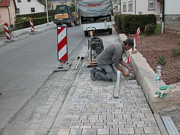 Zur Zeit werden an der Haarder Ortsdurchfahrt die Gehsteige gepflastert. Foto: Ewald Kiesel